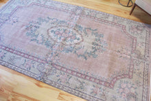 Load image into Gallery viewer, 5x9 Vintage Central Anatolian Oushak Style Turkish Area Rug | Floral medallion, spacious design, muted colors | SKU 500