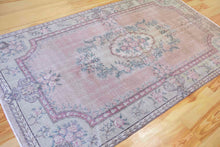 Load image into Gallery viewer, 5x9 Vintage Central Anatolian Oushak Style Turkish Area Rug | Floral medallion, spacious design, muted colors | SKU 500