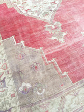 Load image into Gallery viewer, 5x12 Vintage Central Anatolian Oushak Style &#39;Taşpınar&#39; Turkish Area Rug | Bold Medallion Muted Colors Stylized Border | SKU 207
