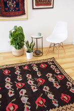 Load image into Gallery viewer, 5x7 Vintage Eastern Anatolian &#39;Kars&#39; Turkish Kilim Area Rug | Balanced floral design onyx field geometric border | SKU 485
