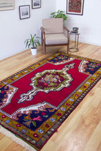 Load image into Gallery viewer, 5x9 Vintage Central Anatolian &#39;Aksaray&#39; Turkish Area Rug | Single Bold Geometric Medallion Red Field Stylized Floral Border | SKU 568
