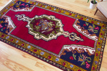 Load image into Gallery viewer, 5x9 Vintage Central Anatolian &#39;Aksaray&#39; Turkish Area Rug | Single Bold Geometric Medallion Red Field Stylized Floral Border | SKU 568
