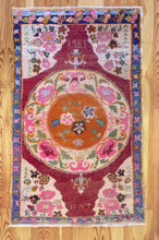 Load image into Gallery viewer, 4x6 Vintage Central Anatolian &#39;Nigde&#39; Turkish Vibrant Colorful Area Rug Round Unique Medallion Floral Design Vine Embellishments | SKU 584
