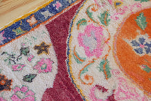 Load image into Gallery viewer, 4x6 Vintage Central Anatolian &#39;Nigde&#39; Turkish Vibrant Colorful Area Rug Round Unique Medallion Floral Design Vine Embellishments | SKU 584
