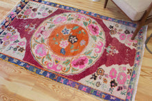 Load image into Gallery viewer, 4x6 Vintage Central Anatolian &#39;Nigde&#39; Turkish Vibrant Colorful Area Rug Round Unique Medallion Floral Design Vine Embellishments | SKU 584
