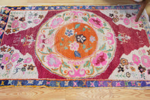 Load image into Gallery viewer, 4x6 Vintage Central Anatolian &#39;Nigde&#39; Turkish Vibrant Colorful Area Rug Round Unique Medallion Floral Design Vine Embellishments | SKU 584
