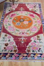 Load image into Gallery viewer, 4x6 Vintage Central Anatolian &#39;Nigde&#39; Turkish Vibrant Colorful Area Rug Round Unique Medallion Floral Design Vine Embellishments | SKU 584
