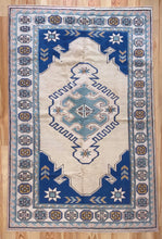 Load image into Gallery viewer, 5x8 Vintage Central Anatolian &#39;Sultanhan&#39; Turkish Rug | Bold Medallion Muted Colors Geometric Design | SKU 672
